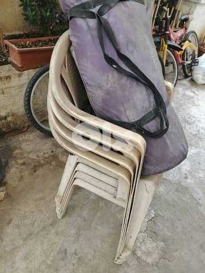 طاولات وكراسي