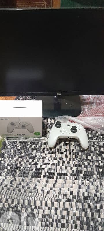 شاشة كومبيوتر ٢٤ انش ماركة lg مع مسكة للالعاب gamsir 7