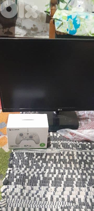 شاشة كومبيوتر ٢٤ انش ماركة lg مع مسكة للالعاب gamsir 7