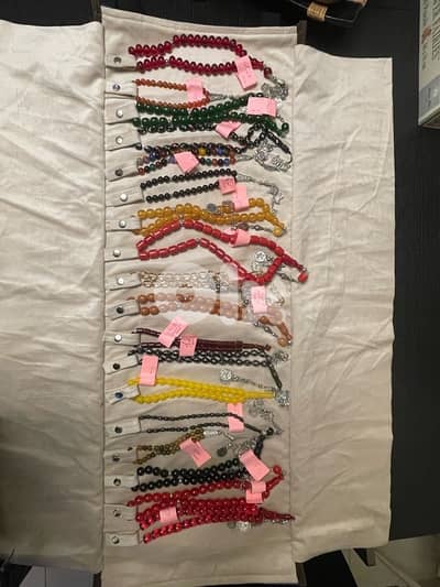 مجموعة مسابح من ١٨ مسبحة جميعها من الأحجار الكريمة