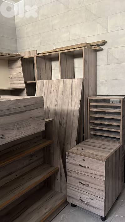 ديكور محل خشب مع برادات