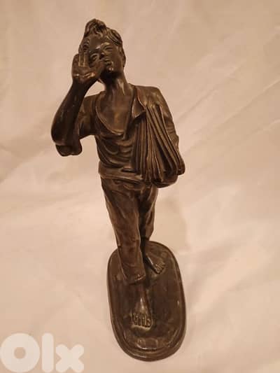 مجسم أنتيك بائع الجرائد