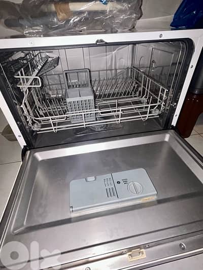Dish washer