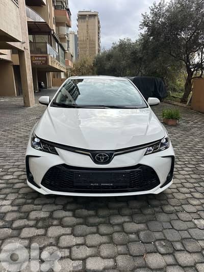 Toyota Corolla Hybrid 2025 white on black (0 km)