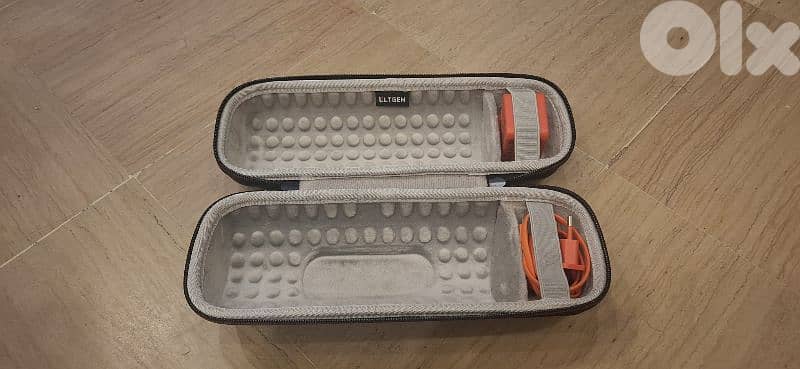 2 JBL Charge 3 with original adapter and bag 1