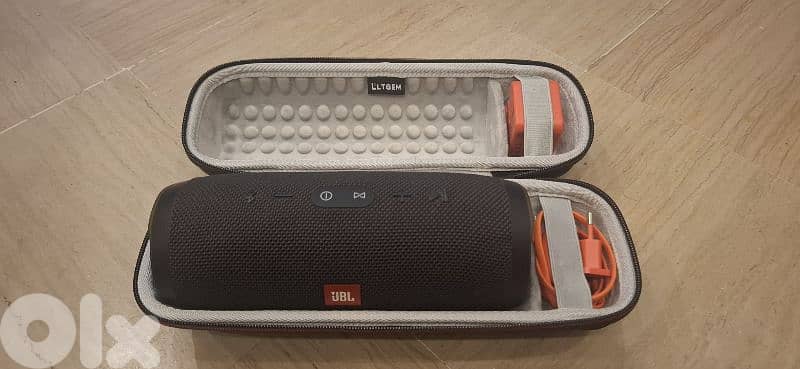 2 JBL Charge 3 with original adapter and bag 2