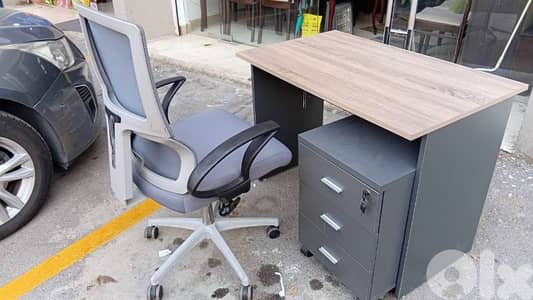 مكاتب شبه جديد قياس100 بي 60