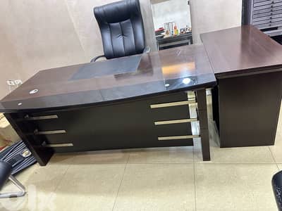 مكتب حجم كبير للبيع مع كرسي دولاب جلدعدد ١+٢،بيروت