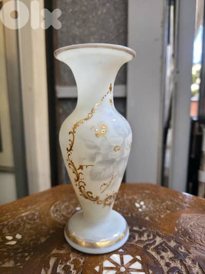 مزهرية أنتيك – White Frosted Glass (Victorian Era)