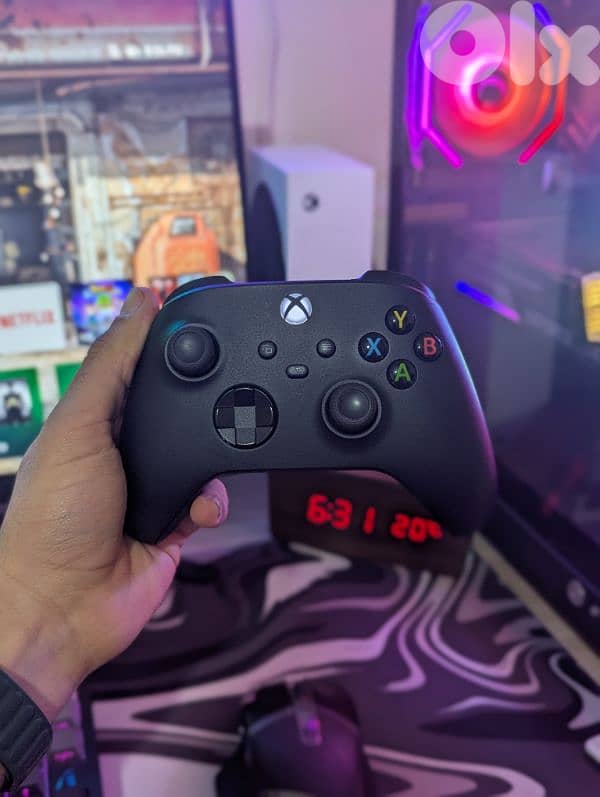 XBOX SERIES X WITH 2 CONTROLLERS 7