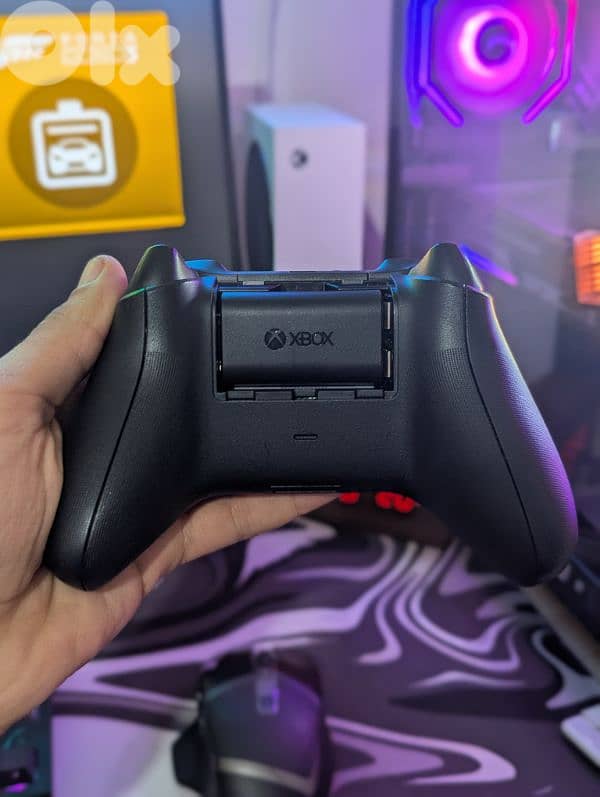 XBOX SERIES X WITH 2 CONTROLLERS 9