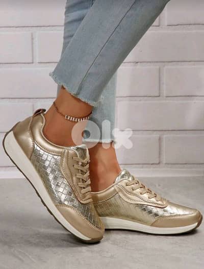 New Woman Fashionable & Versatile Lightweight Sport Sneakers