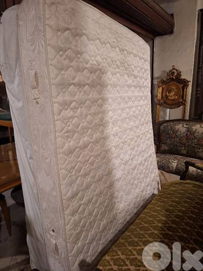 فرشة تخت قياس ١٦٠ سم حالة ممتازة