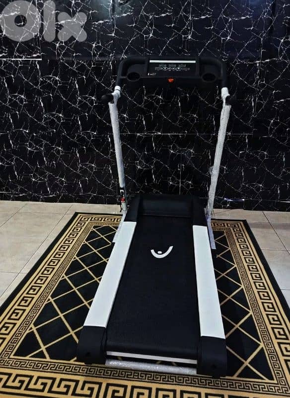 2.0HP MOTOR POWER Treadmill, Model HEAD , max users weight 120. KG 1
