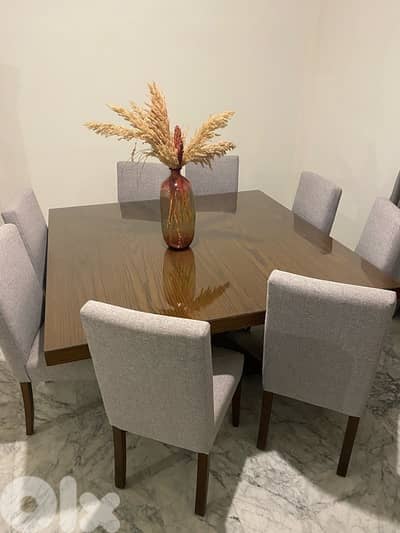 Dining room (table + chairs)