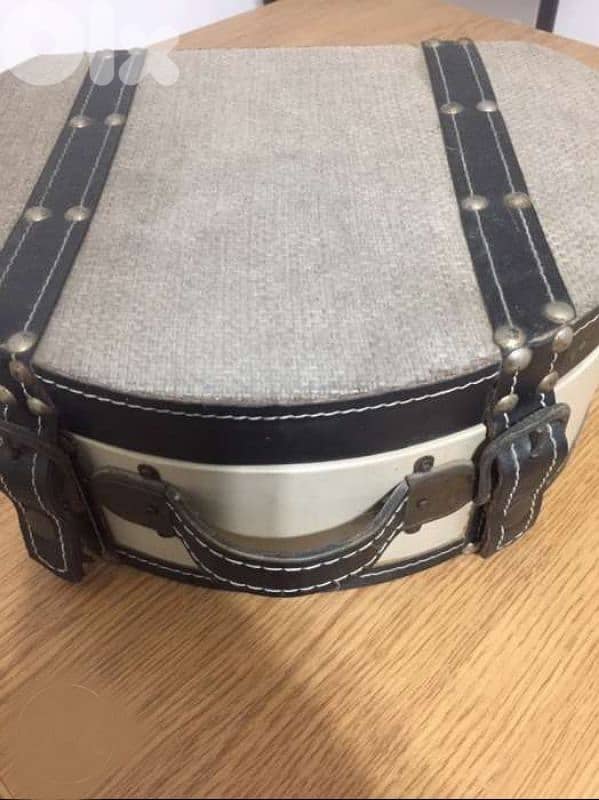 Leather box decoration. علبة جلد 1