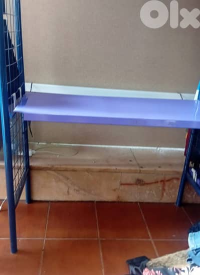 ستاندات مع رفوف بحالة ممتازة.