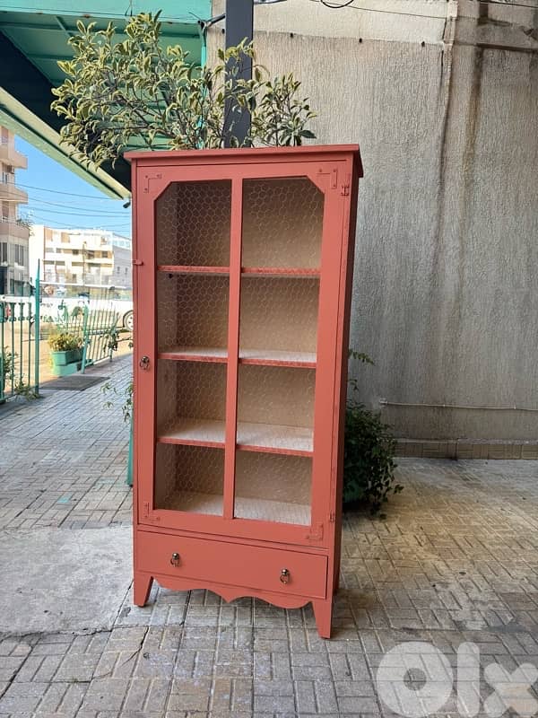 handcrafted vitrine 1