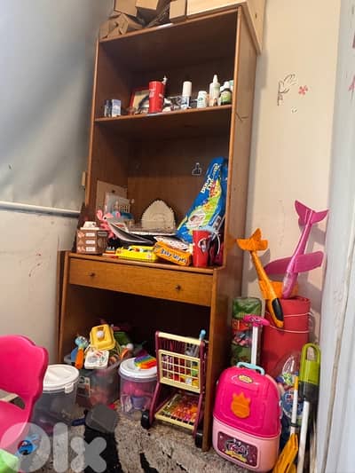 تخت عدد ٢ + فرشة عدد ٢ + مخدة عدد ٢ + خزانة ثياب + خزانة بجارور ٣٠٠$