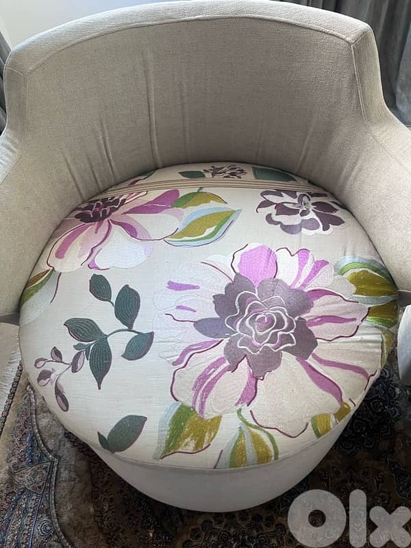 chairs ( poof) with casters 1