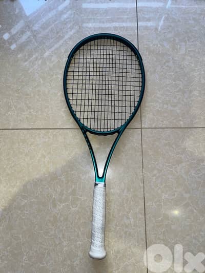 Blade V9 racket