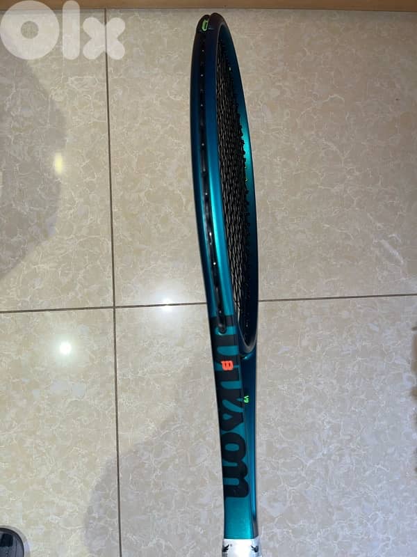 Blade V9 racket 1