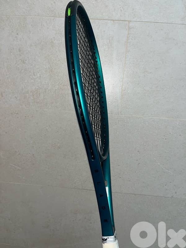 Blade V9 racket 2