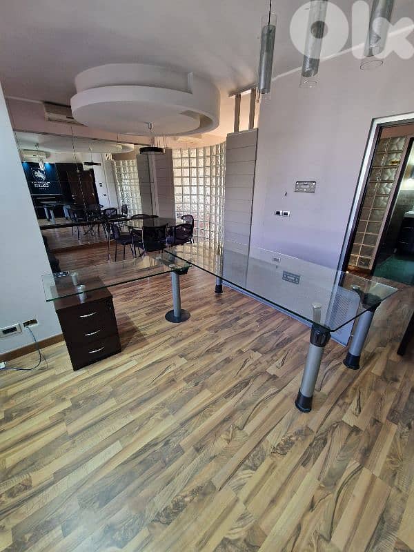 Luxurious glass desk 1