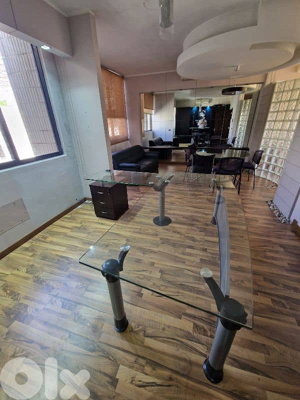 Luxurious glass desk 2