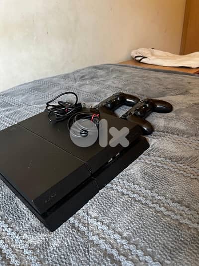 PlayStation 4 Ps4 + 2 controllers and spiderman Miles Morales game