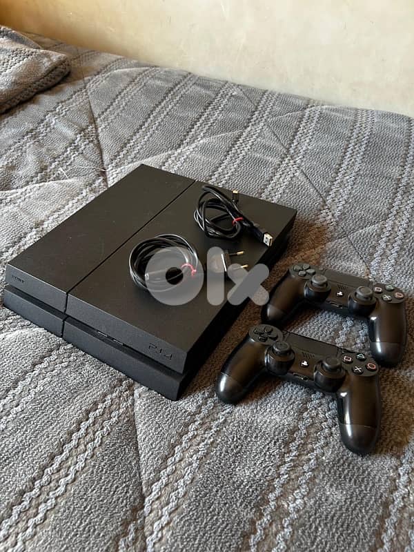 PlayStation 4 Ps4 + 2 controllers and spiderman Miles Morales game 1