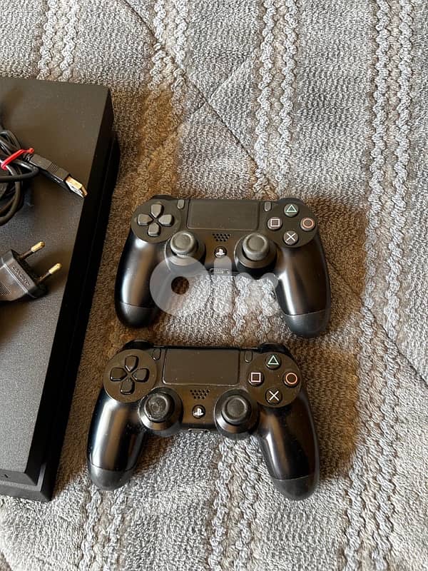 PlayStation 4 Ps4 + 2 controllers and spiderman Miles Morales game 2