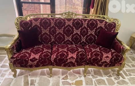 طقم صالون كلاسيك ملكي أنيق – كنبة + 4 كراسي-  بحالة ممتازة