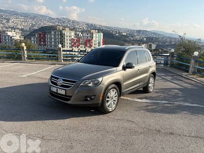 Volkswagen Tiguan Limited 2011