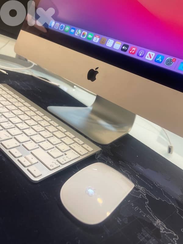 Apple iMac 21.5” (2014) – Includes Apple Keyboard & Mouse 1