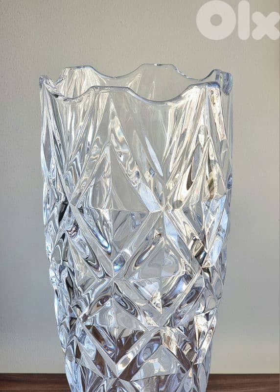 Hand-carved crystal glass vase 2