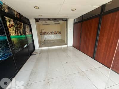 محل تجاري بموقع مميز جداً على الطريق البحري مباشرة