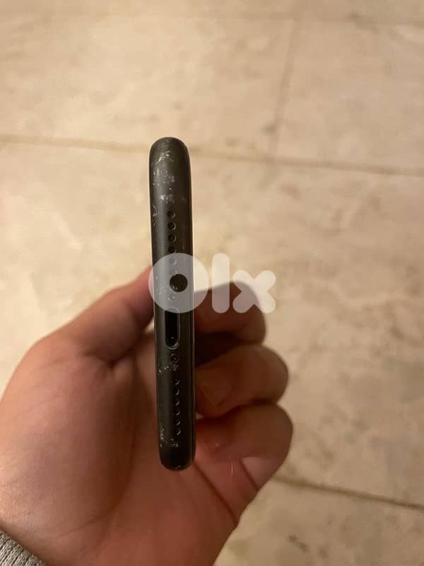 iPhone 11 - Battery Capacity = 68% 4