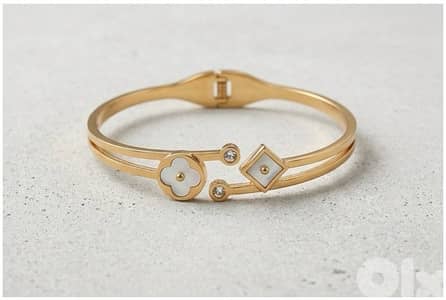Elegant Clover Bangle Bracelet