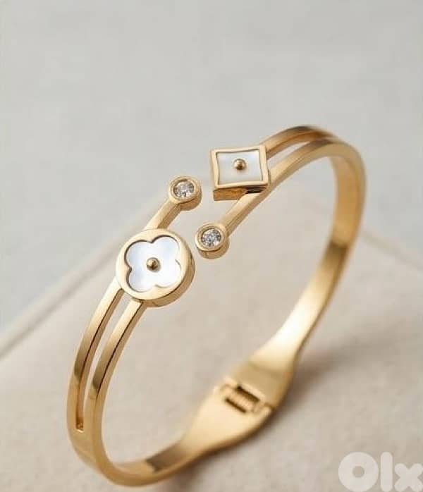 Elegant Clover Bangle Bracelet 1