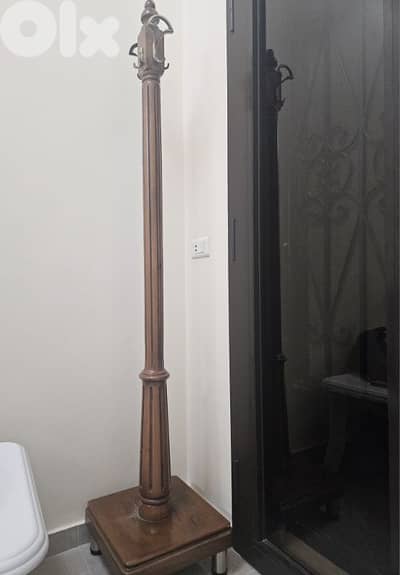 عامود خشب لتعليق الثياب