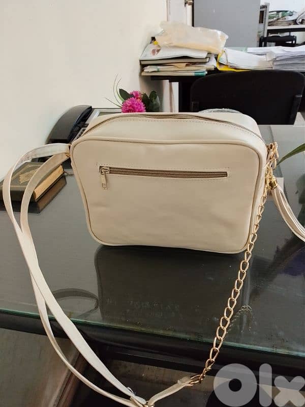 Gucci white bag. 1