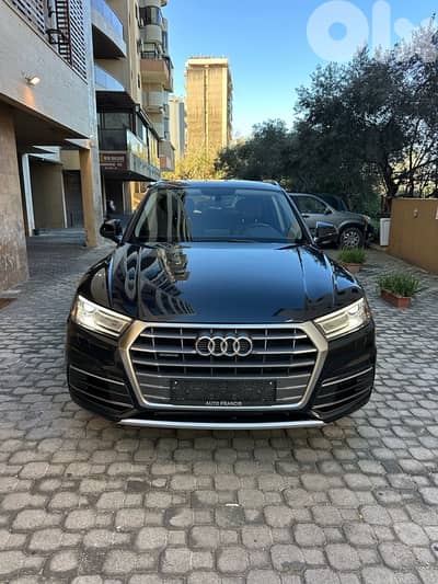 Audi Q5 Quattro Premium Plus 2018 dark gray on black (clean carfax)