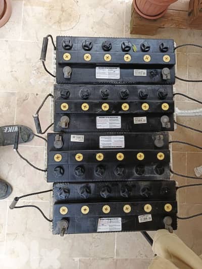 ٤ بطاريات للبيع