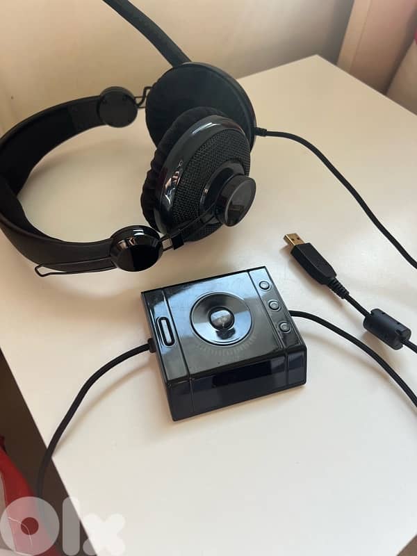 RAZER Megalodon 7.1 surround sound gaming headset 1