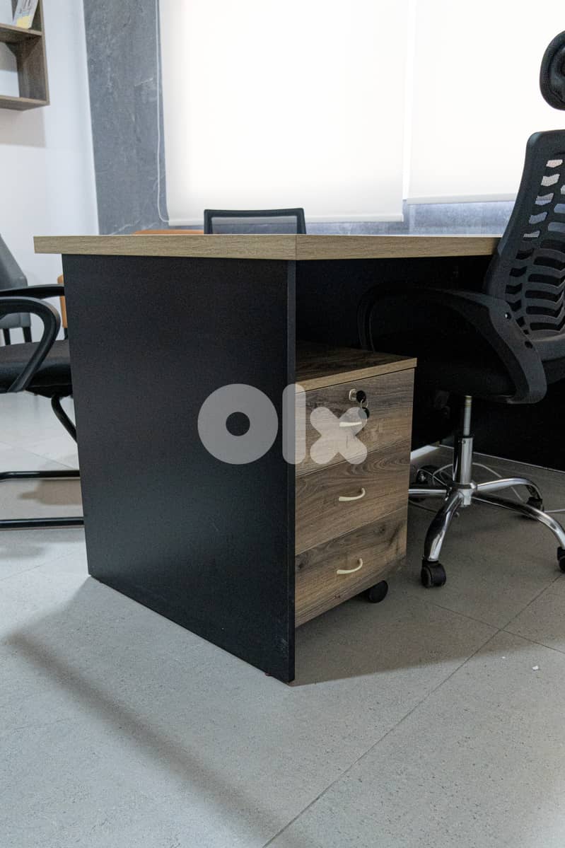 employees desk with chairs 1