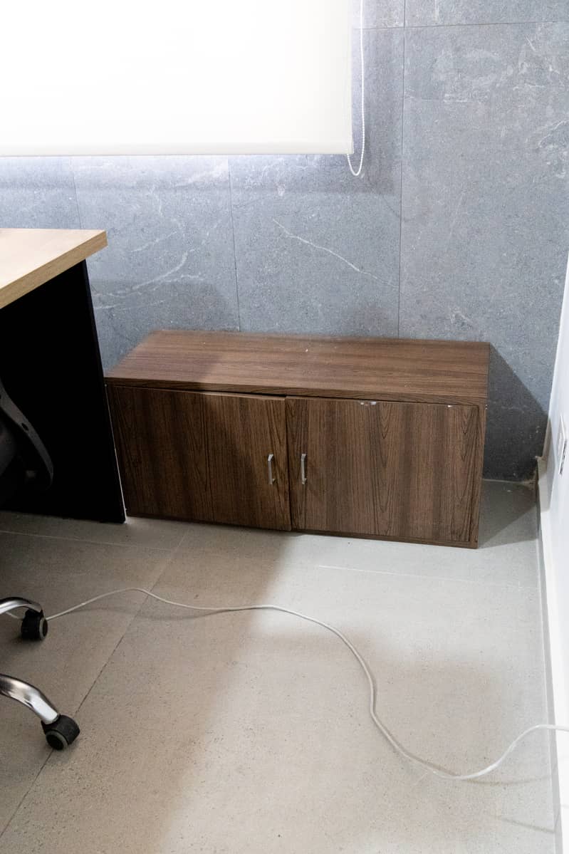 employees desk with chairs 2