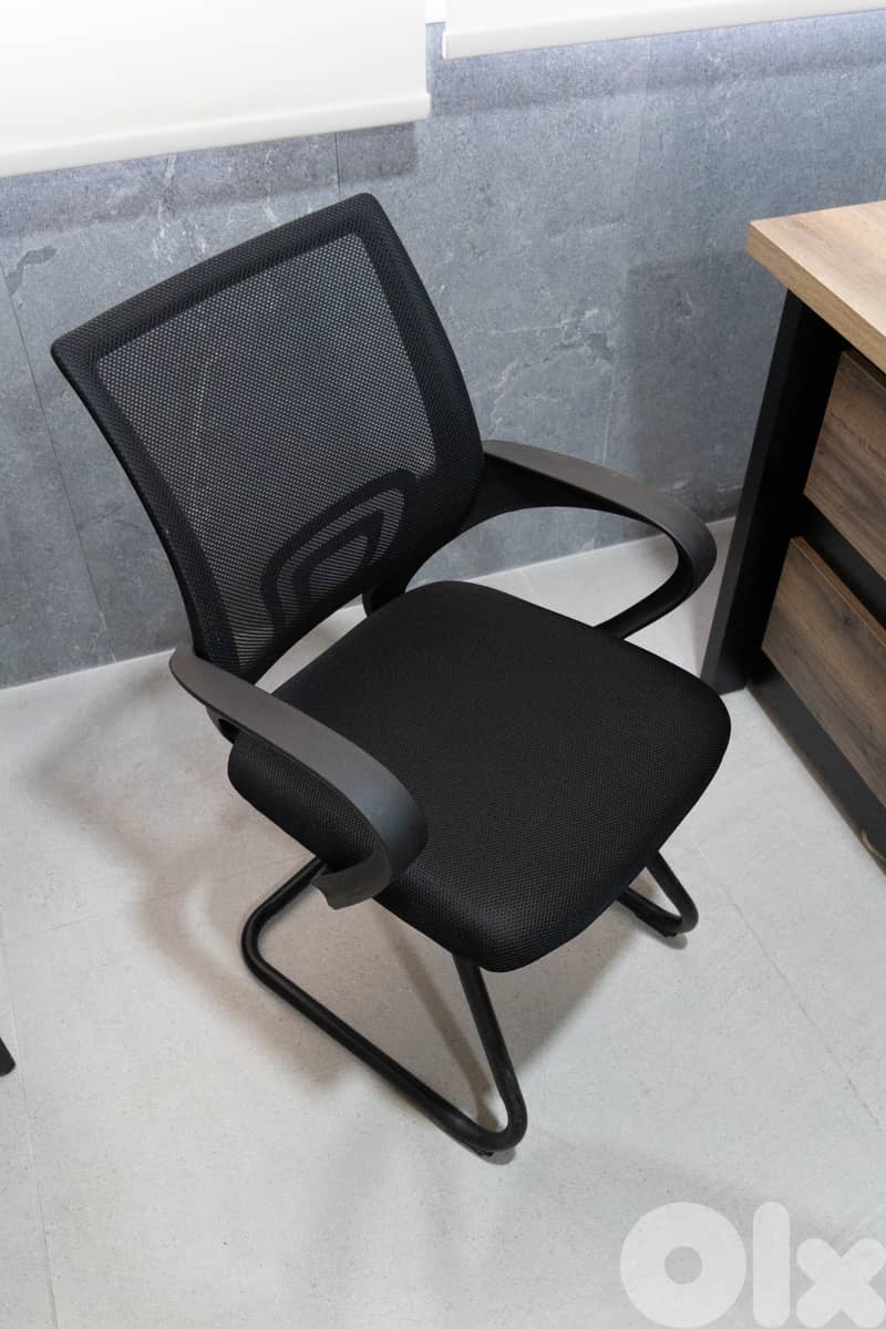 employees desk with chairs 3