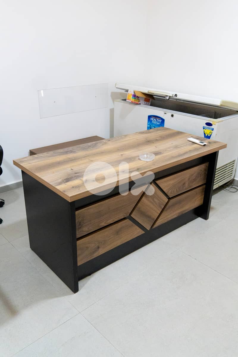 employees desk with chairs 4