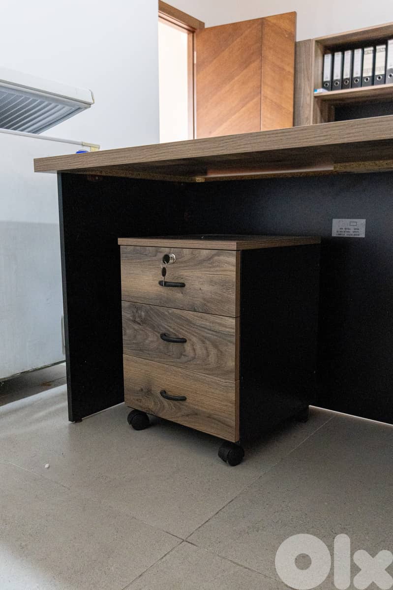 employees desk with chairs 6